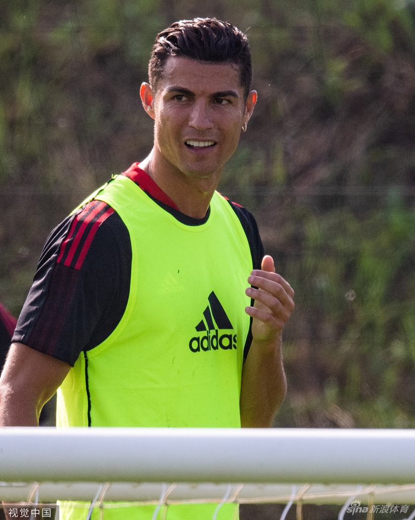 Super Idol的笑容！C罗回归曼联首训