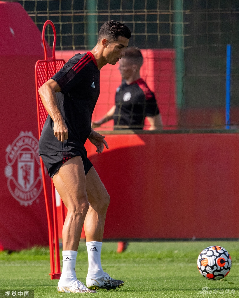 Super Idol的笑容！C罗回归曼联首训