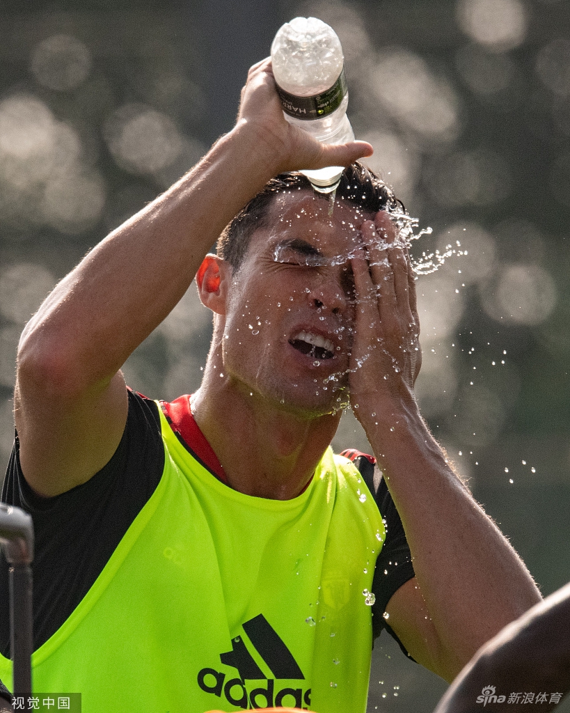 Super Idol的笑容！C罗回归曼联首训