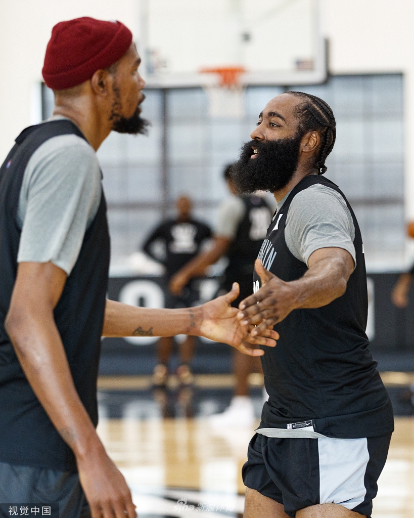篮网训练备战哈登练防守 杜兰特红帽瞩目