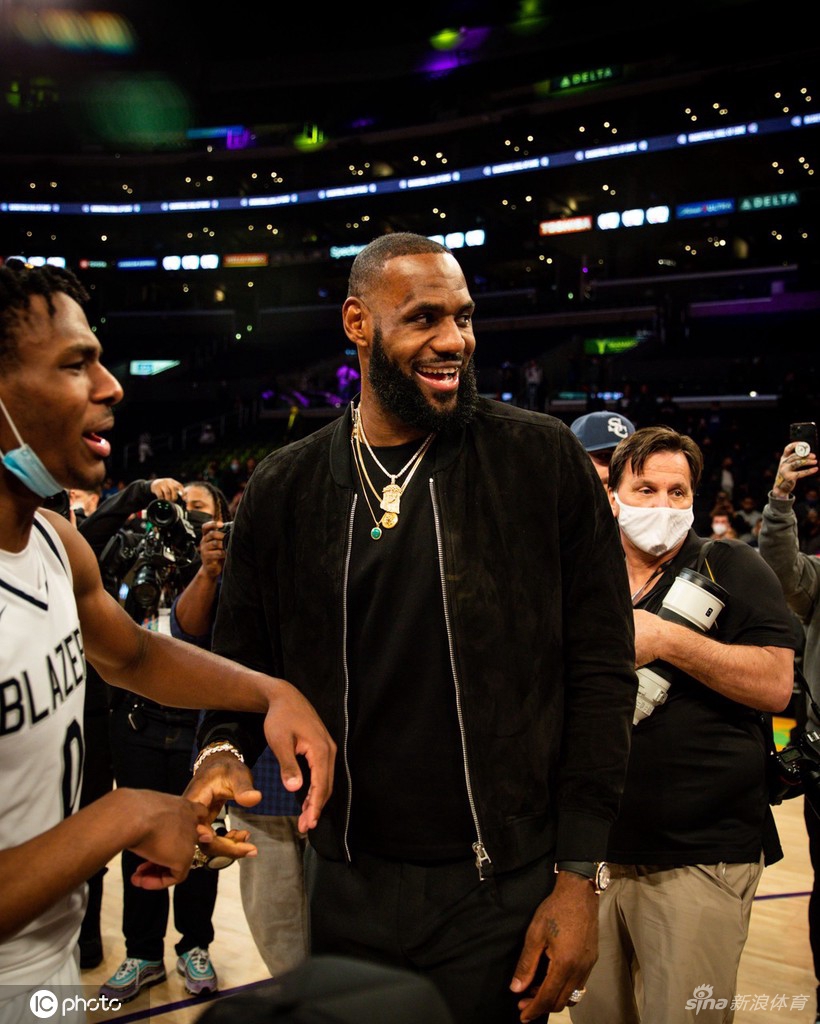 詹姆斯儿子比赛场边大腕云集 甜瓜保罗威少助阵