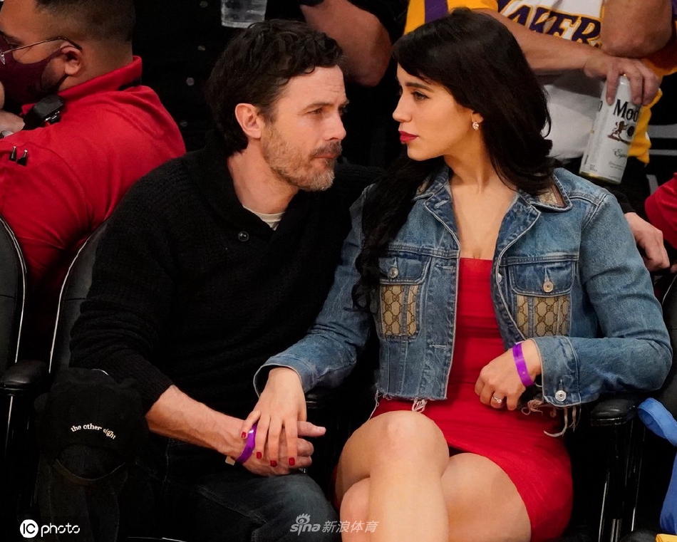 卡西-阿弗莱克携女友现身观战
