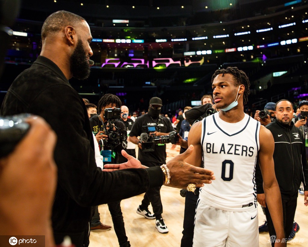 詹姆斯儿子比赛场边大腕云集 甜瓜保罗威少助阵