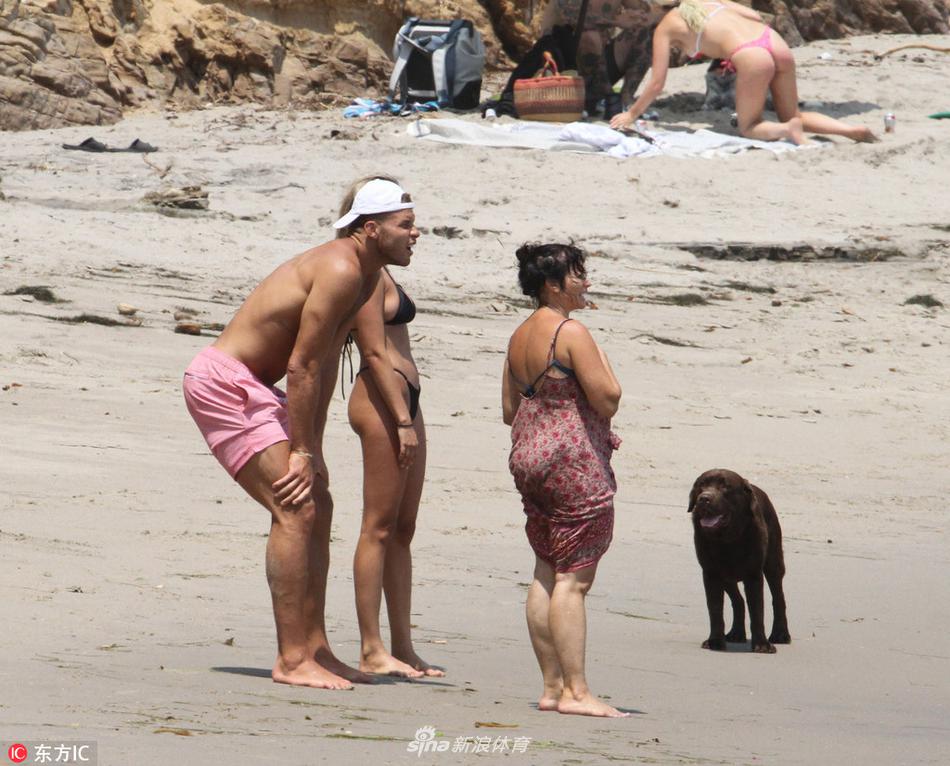 格里芬携女友海边度假