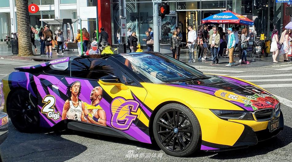 洛杉矶街头球迷以各种方式纪念科比