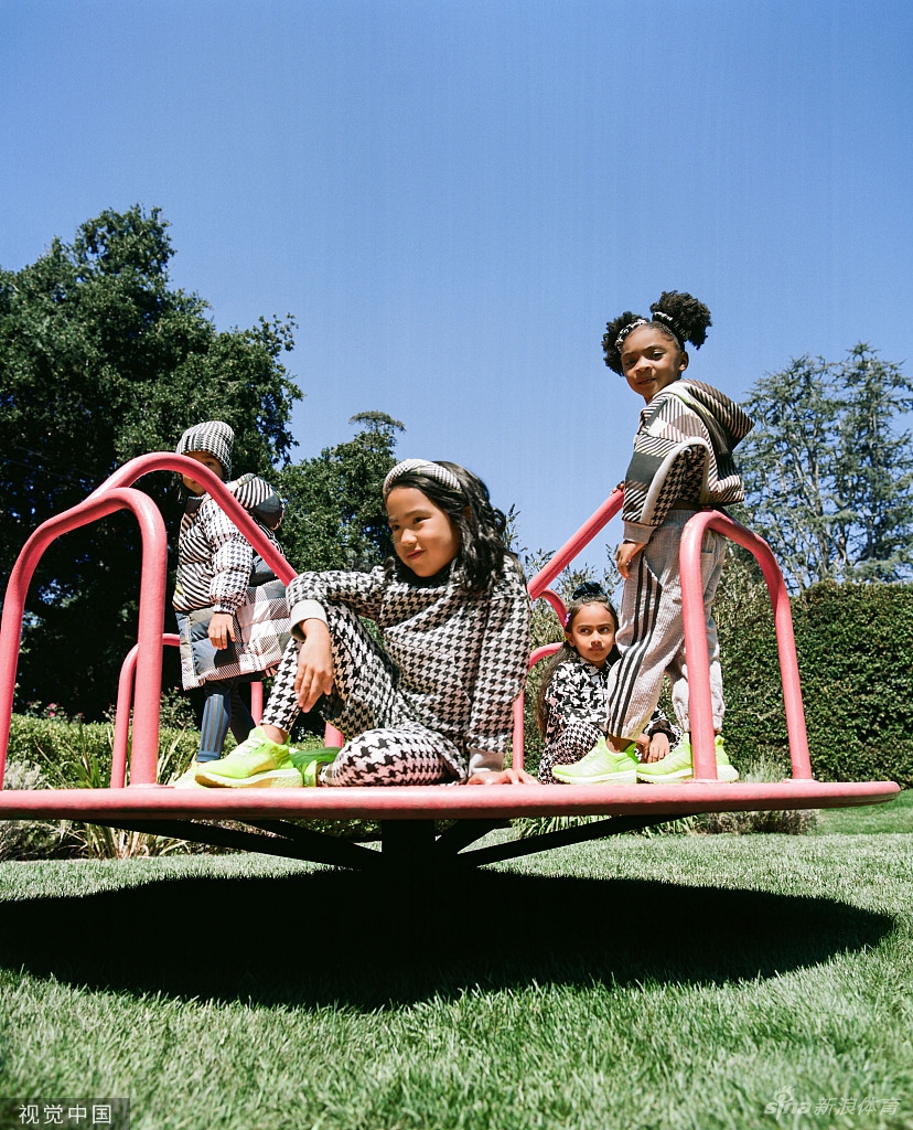 时尚！哈登联手碧昂斯拍摄运动广告大片