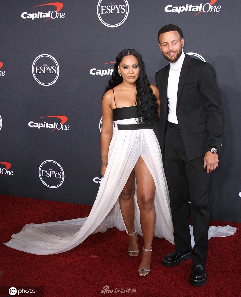 ESPY年度颁奖典礼 库里携家人亮相红毯