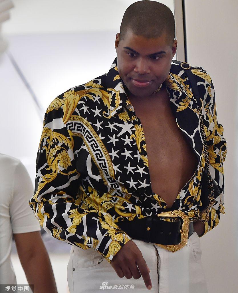 魔术师一家度假EJ酱最骚气 花衬衫露胸+白紧身裤