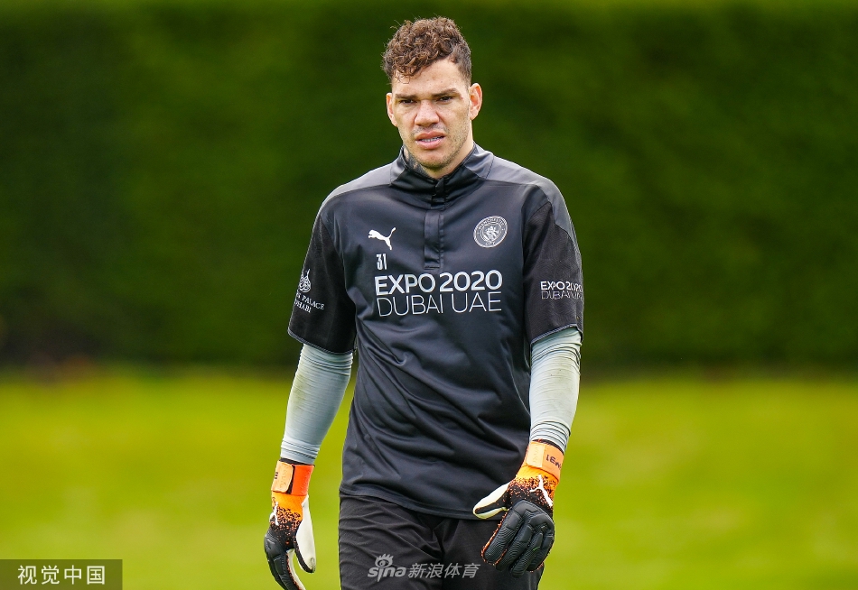 曼城训练备战并召开发布会