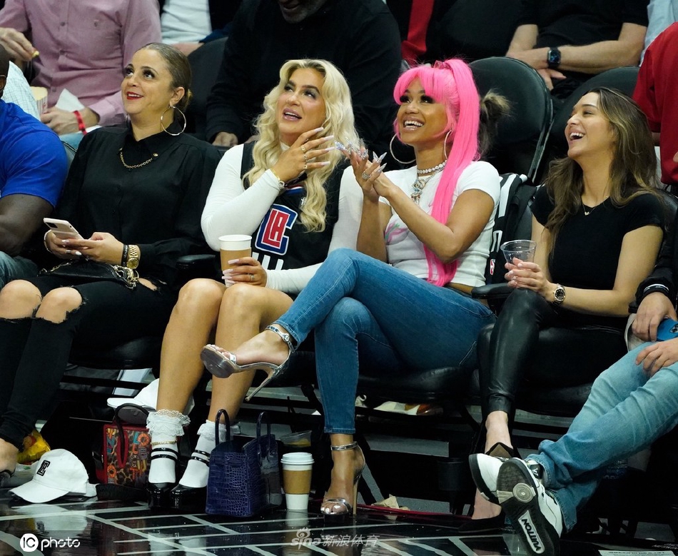 “冰山姐”Saweetie热辣亮相观战NBA