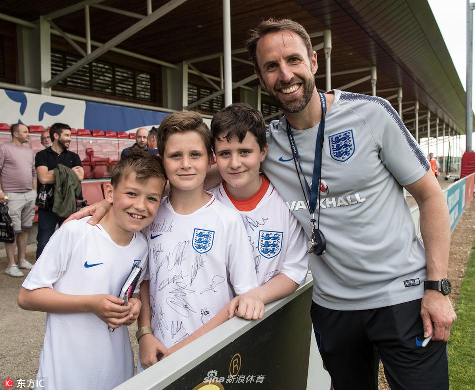 烈日下三狮军团忙备战训练场上做游戏倍儿开心