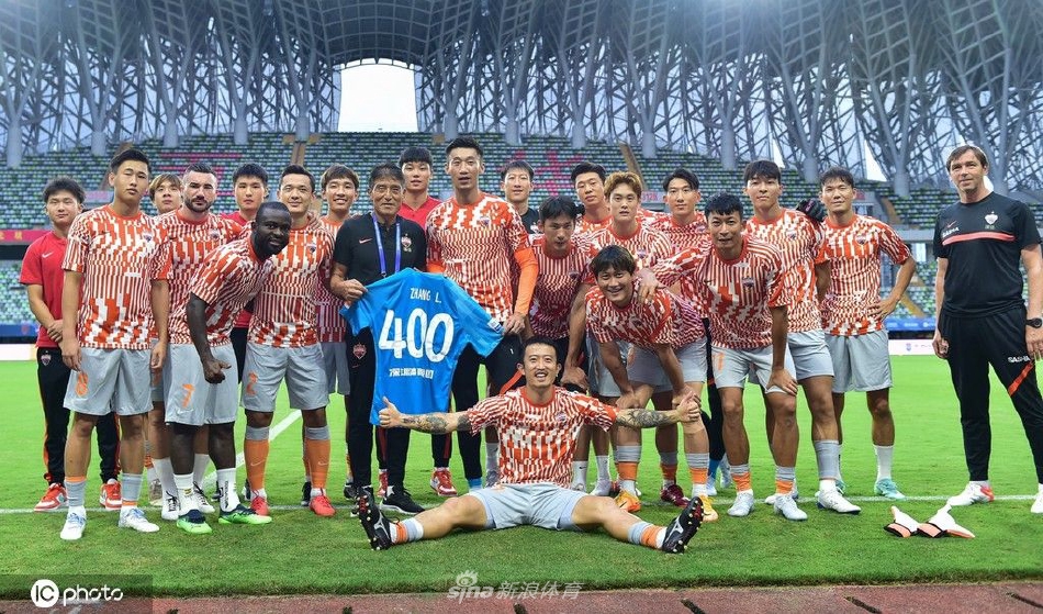 张鹭迎来职业生涯400场里程碑 携纪念球衣与球队合影留念