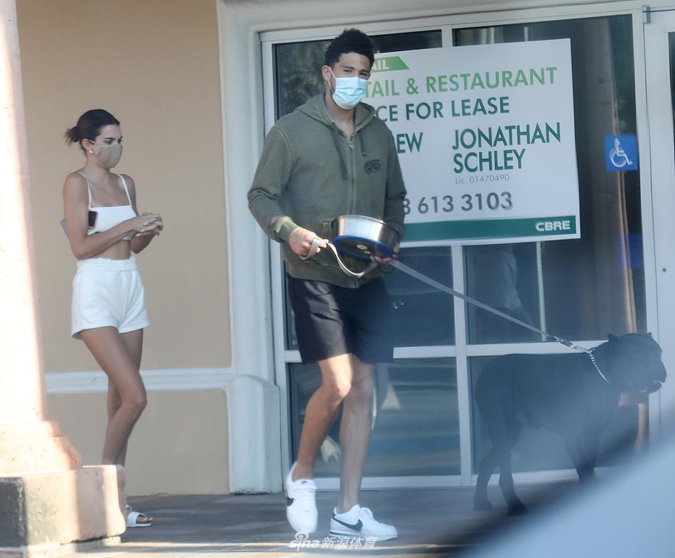 同居了？肯豆布克穿家居服牵爱犬遛弯