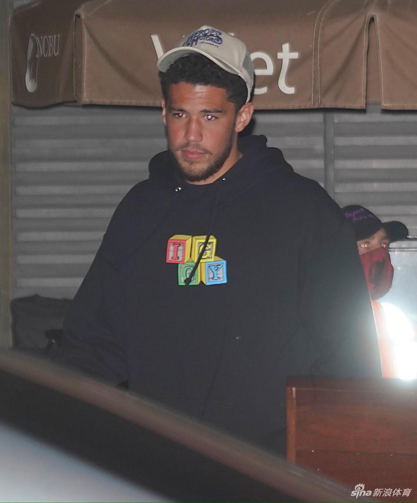 布克收工马不停蹄约会肯豆 詹娜臀线逆天长腿撩人