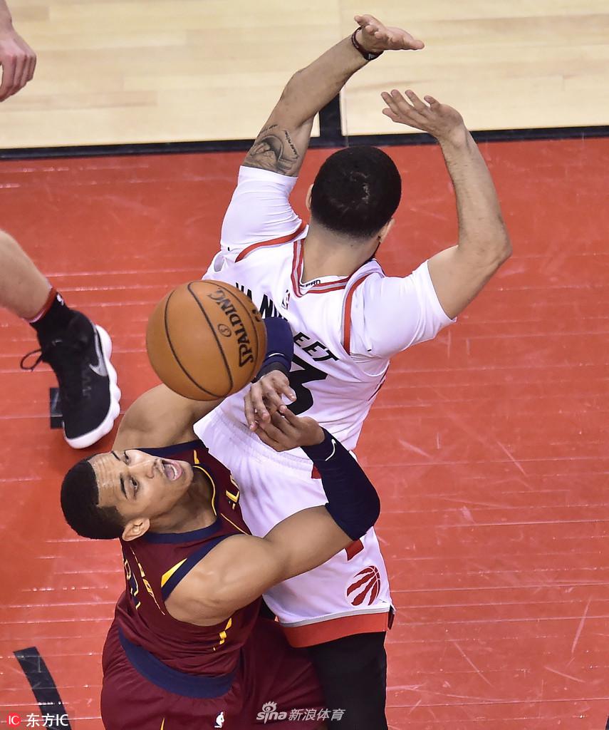 篮下挤成一锅粥