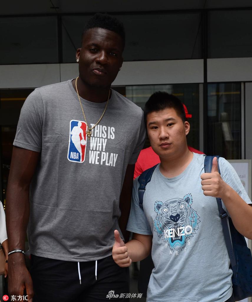 “饼皇”卡佩拉现身沪上街头