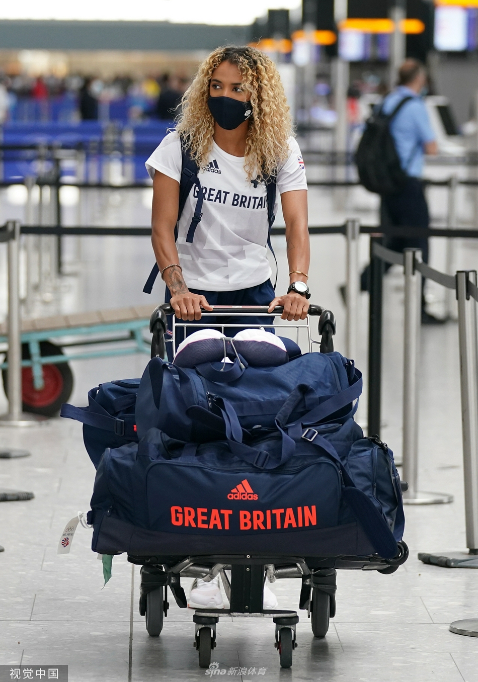 英国代表团出征东京 队员机场自拍信心满满