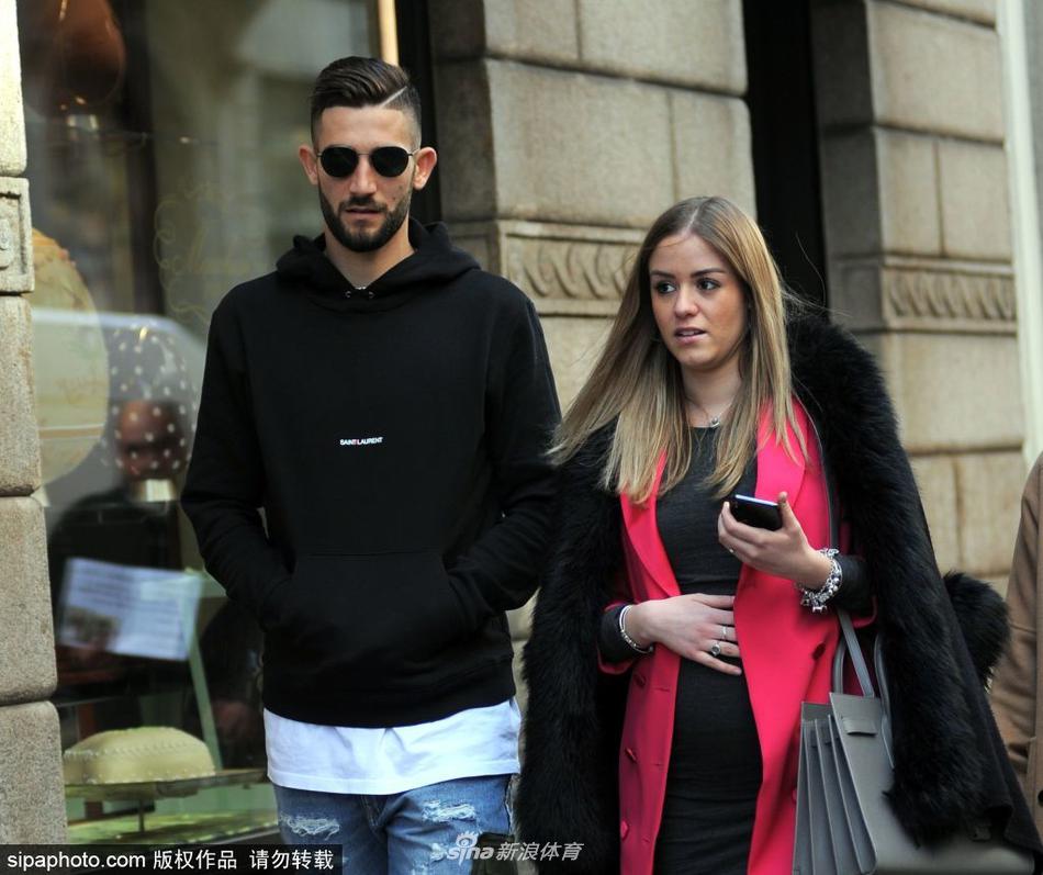 国米球星怀孕妻子小腹微隆