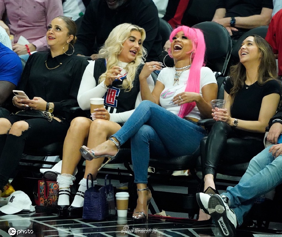 “冰山姐”Saweetie热辣亮相观战NBA