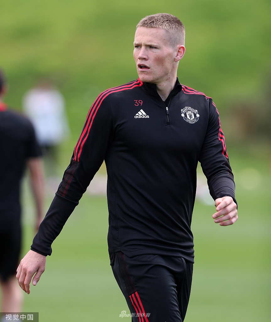 7300万新援亮相！桑乔首次亮相曼联训练基地