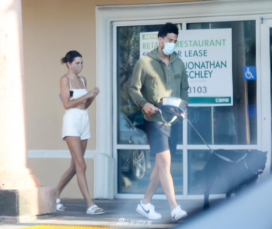 同居了？肯豆布克穿家居服牵爱犬遛弯