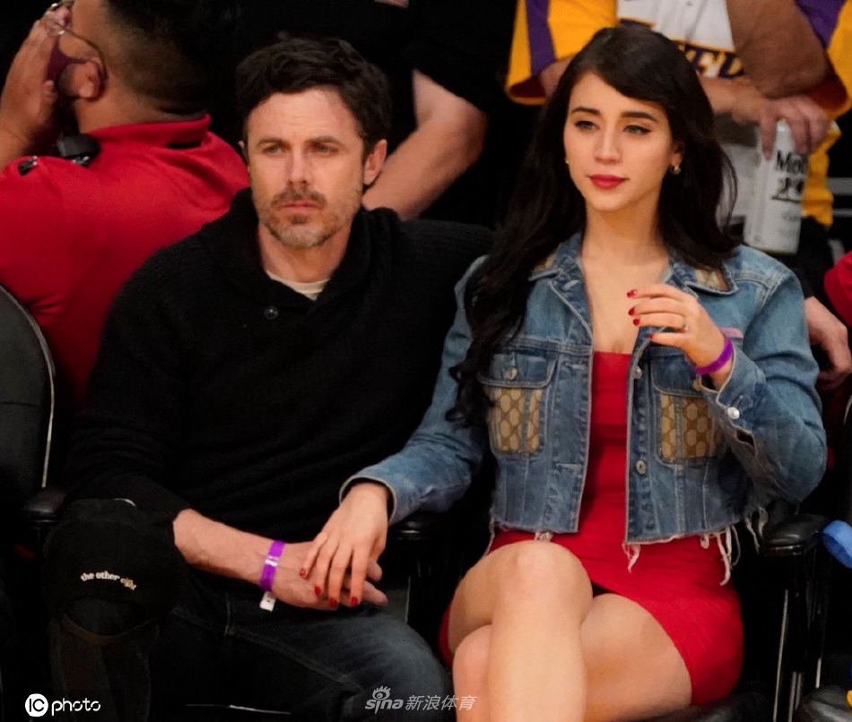 卡西-阿弗莱克携女友现身观战