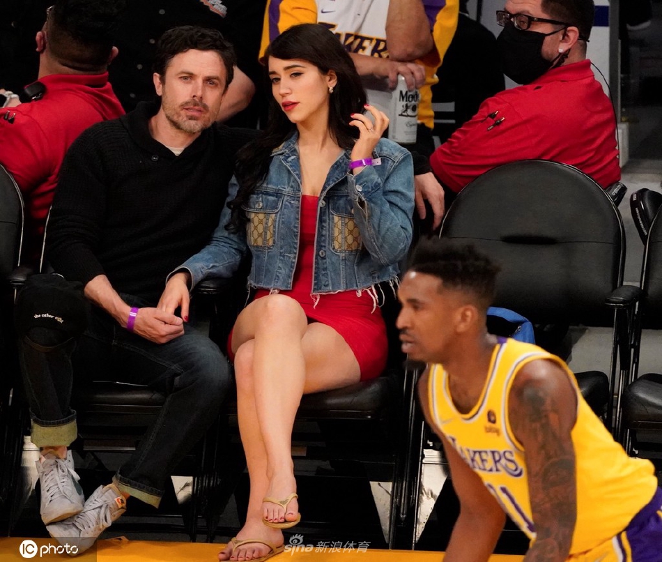 卡西-阿弗莱克携女友现身观战