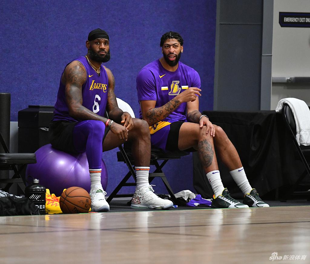 湖人高燃训练酷照放送！老汉詹姆斯大秀完美身材！
