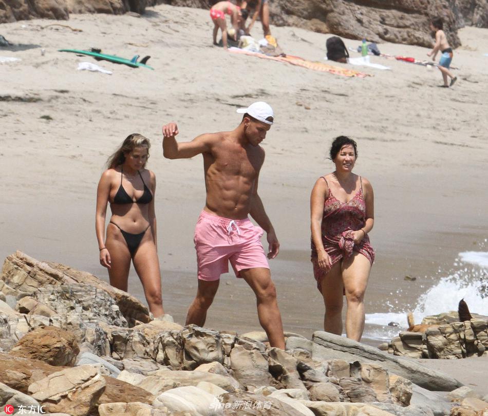 格里芬携女友海边度假