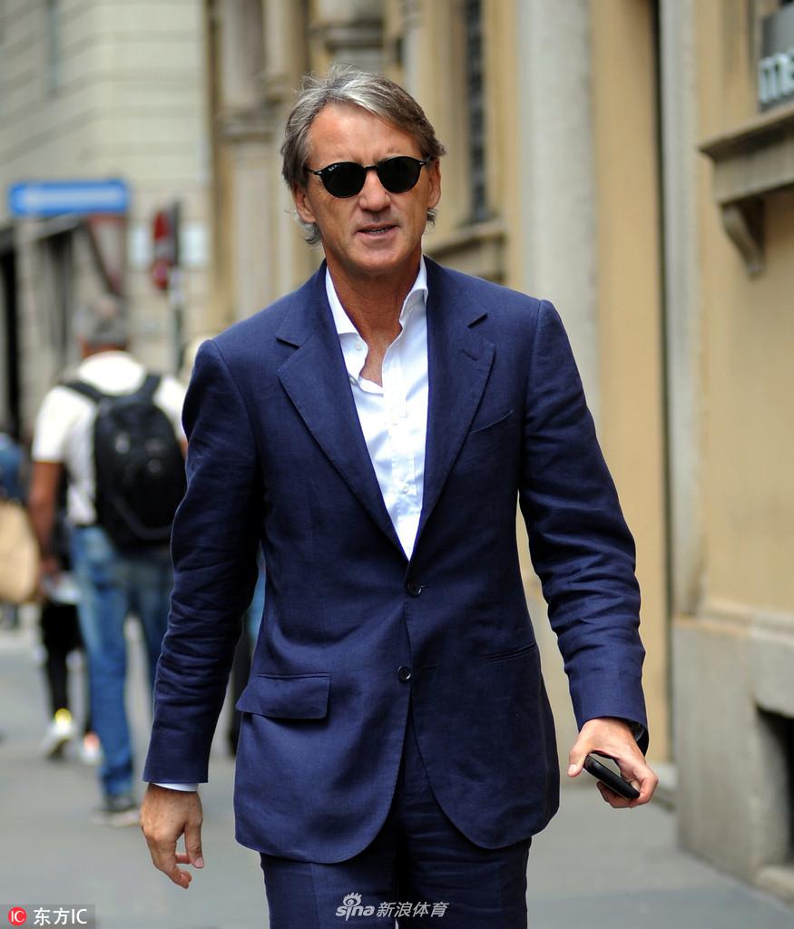 曼奇尼独自现身米兰街头