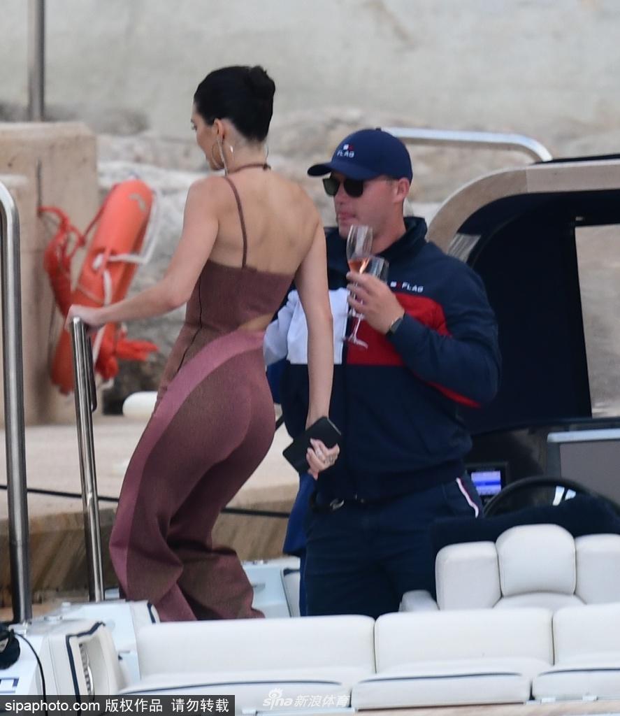 超模詹娜与好友坐游艇度假 当众洗浴秀好身材