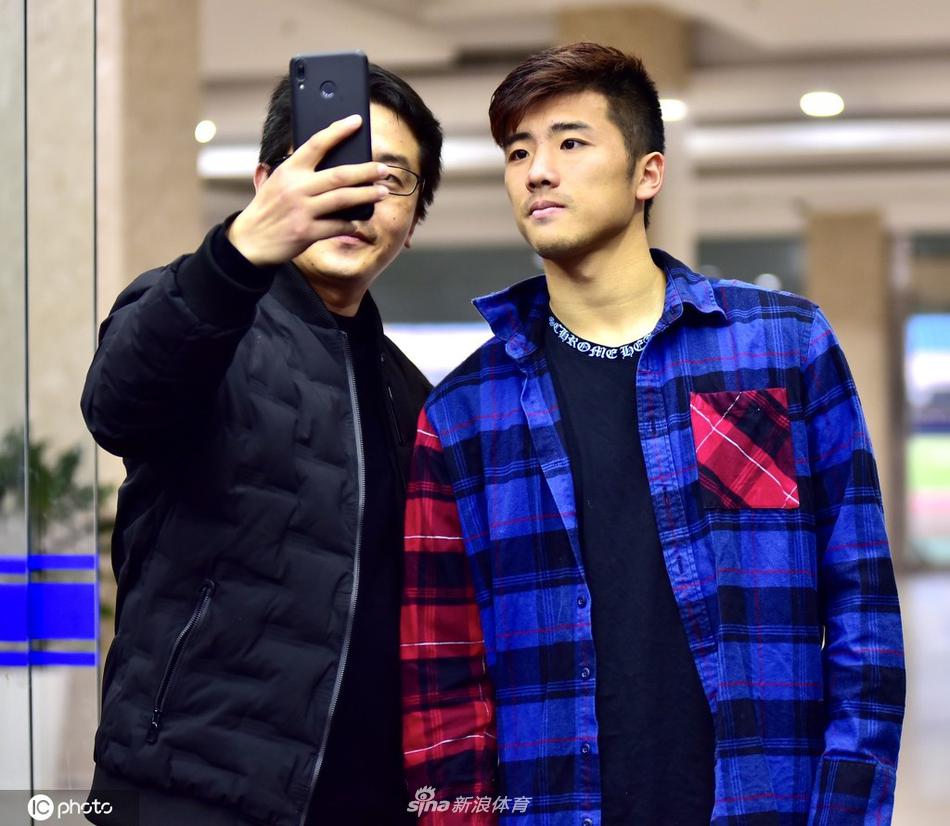 上海海港结束热身赛离开球场 众将友好为球迷签名合影