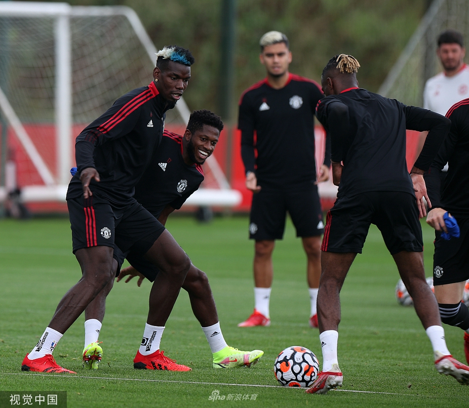 7300万新援亮相！桑乔首次亮相曼联训练基地