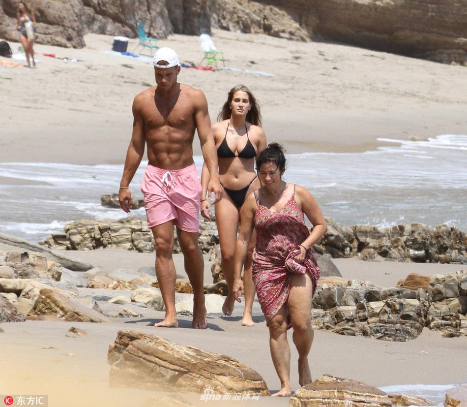 格里芬携女友海边度假