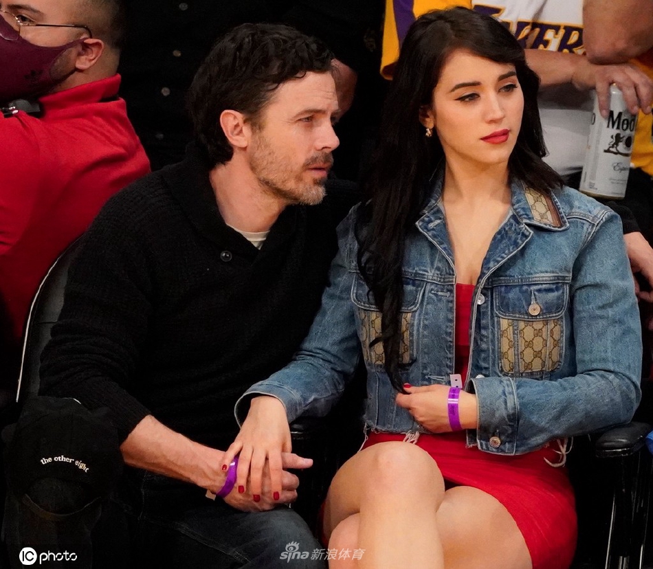 卡西-阿弗莱克携女友现身观战