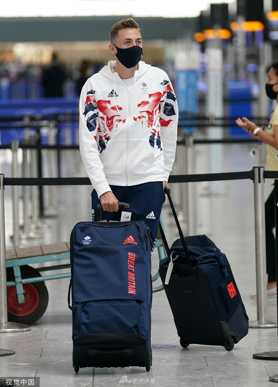 英国代表团出征东京 队员机场自拍信心满满