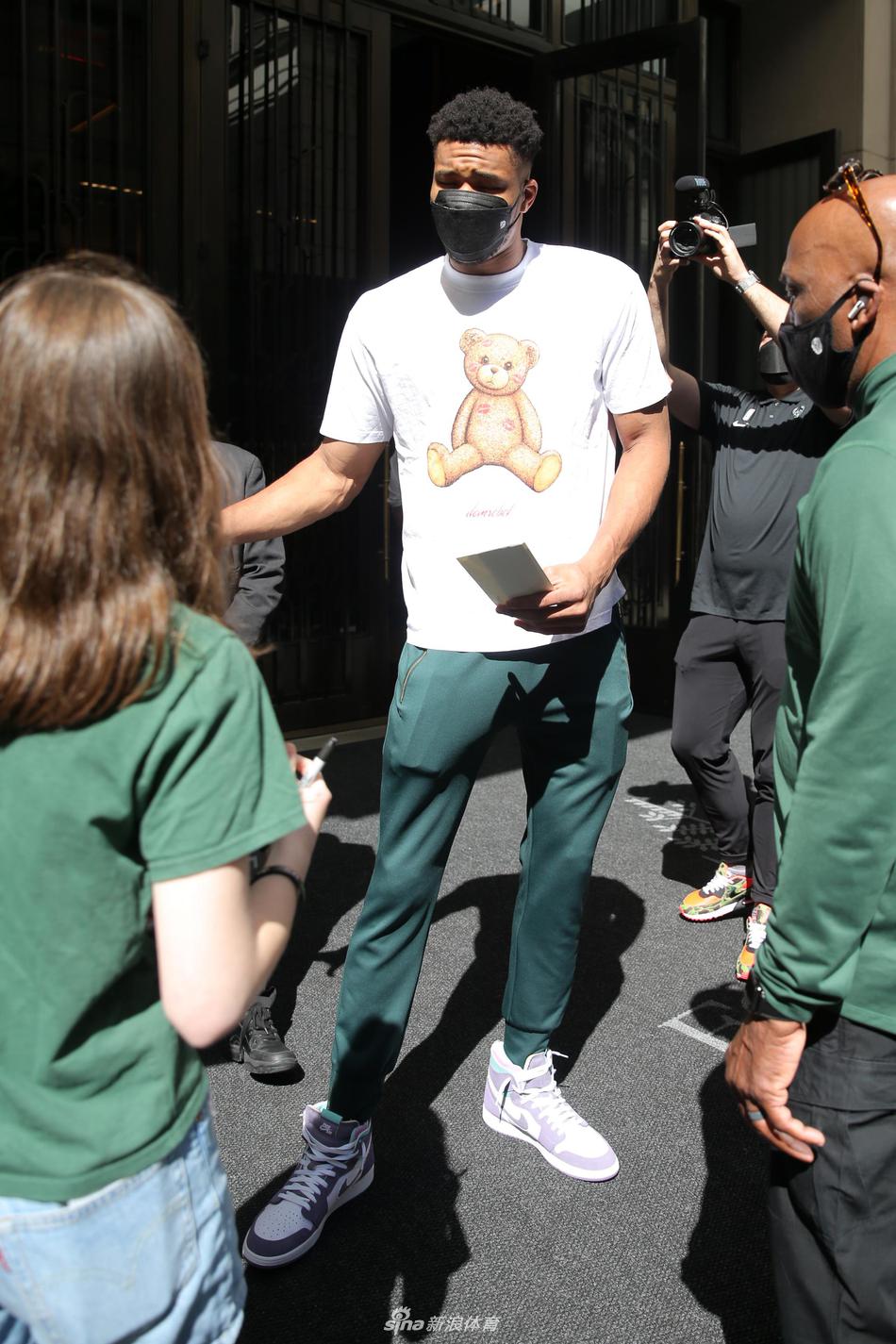 字母哥前往巴克莱中心挑战篮网 身穿泰迪熊白色t恤反差萌