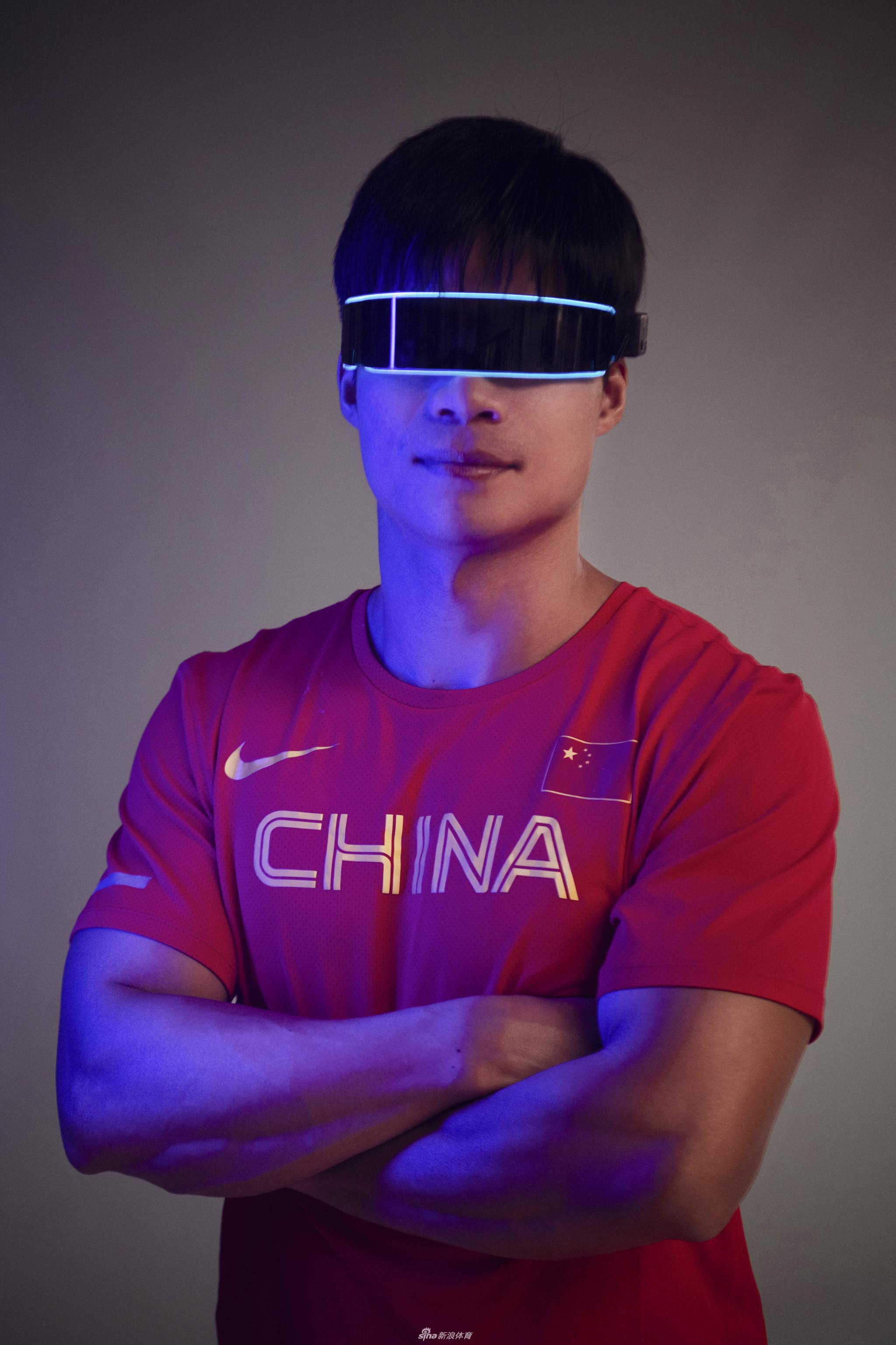 苏炳添领衔中国田径队官方写真 诠释赛博朋克
