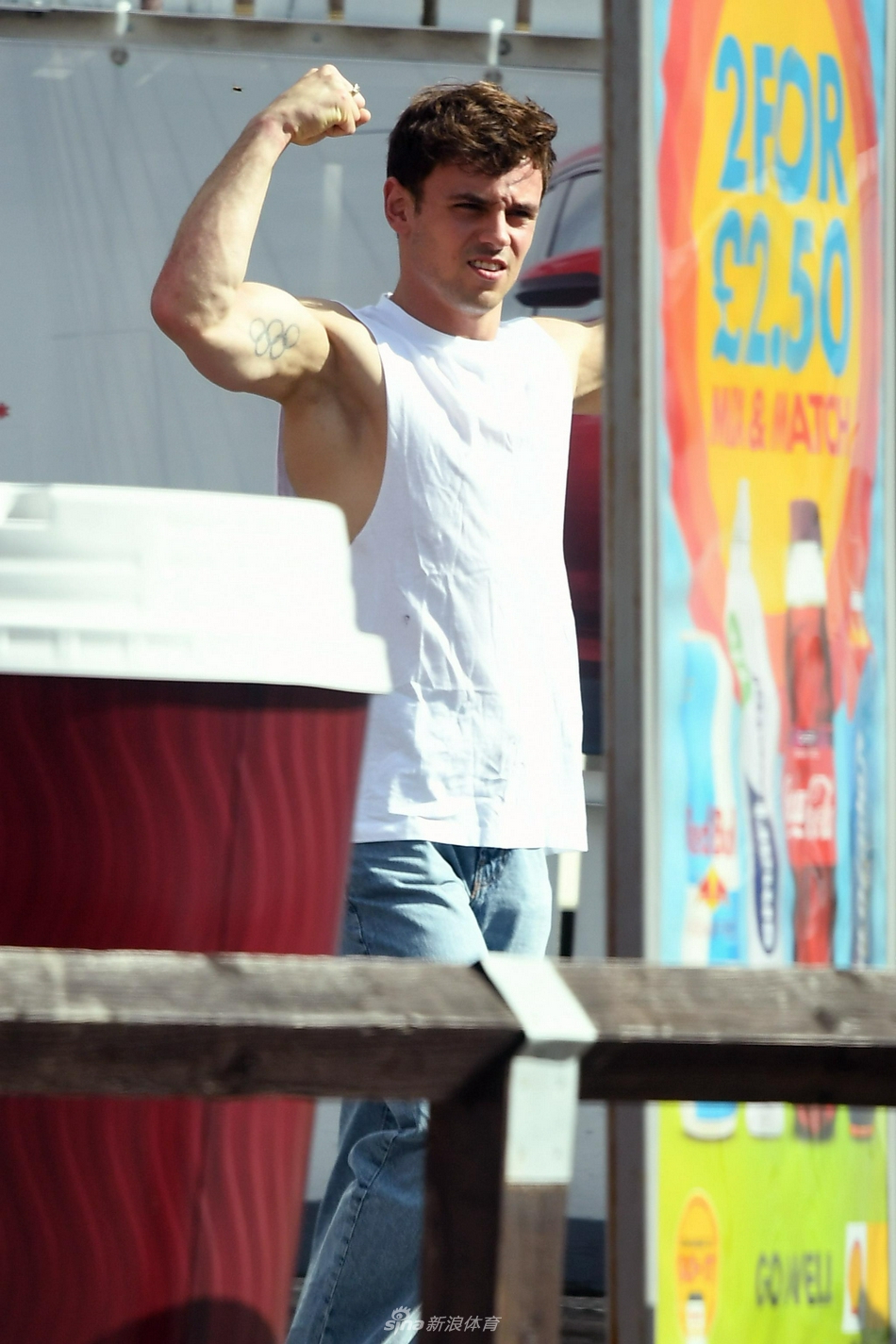 汤姆戴利现身伦敦街头面对镜头直秀肌肉