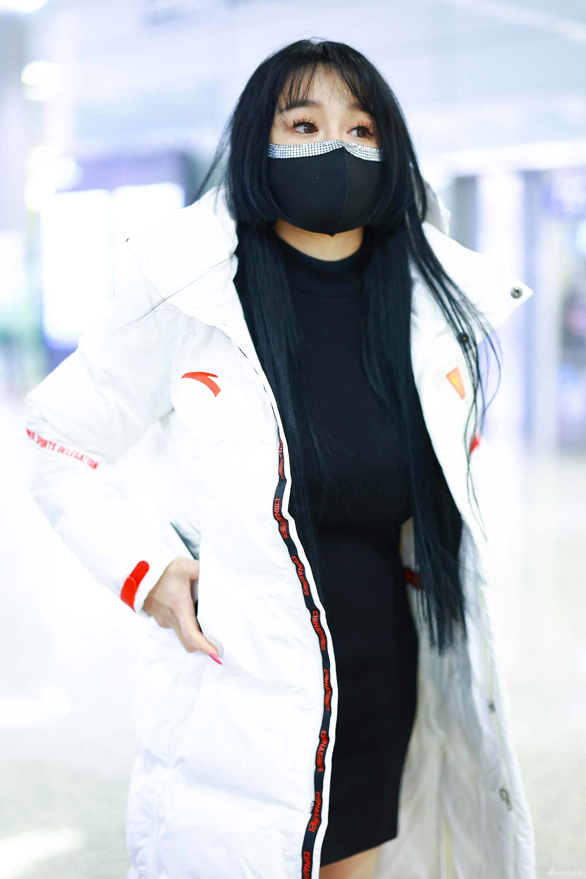 1/ 9近日,拳王邹市明娇妻冉莹颖现身机场,黑色连衣裙搭白色羽绒服难掩