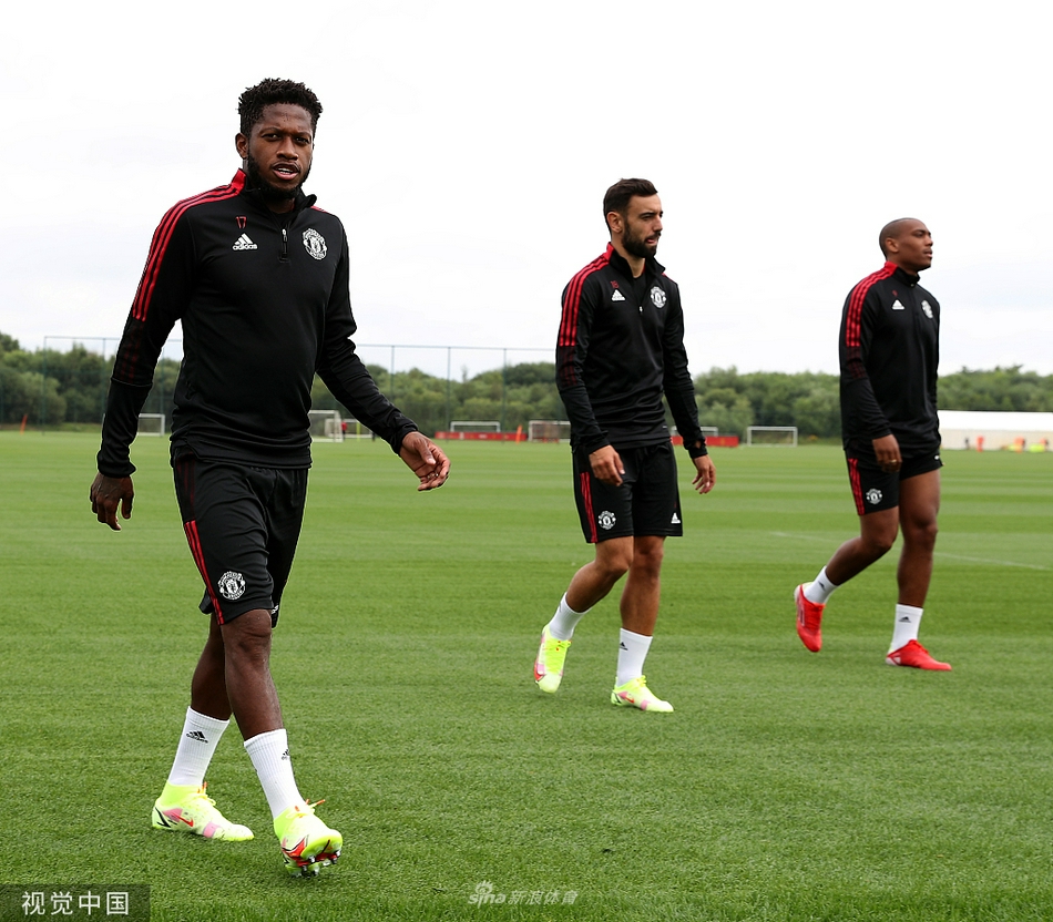 7300万新援亮相！桑乔首次亮相曼联训练基地