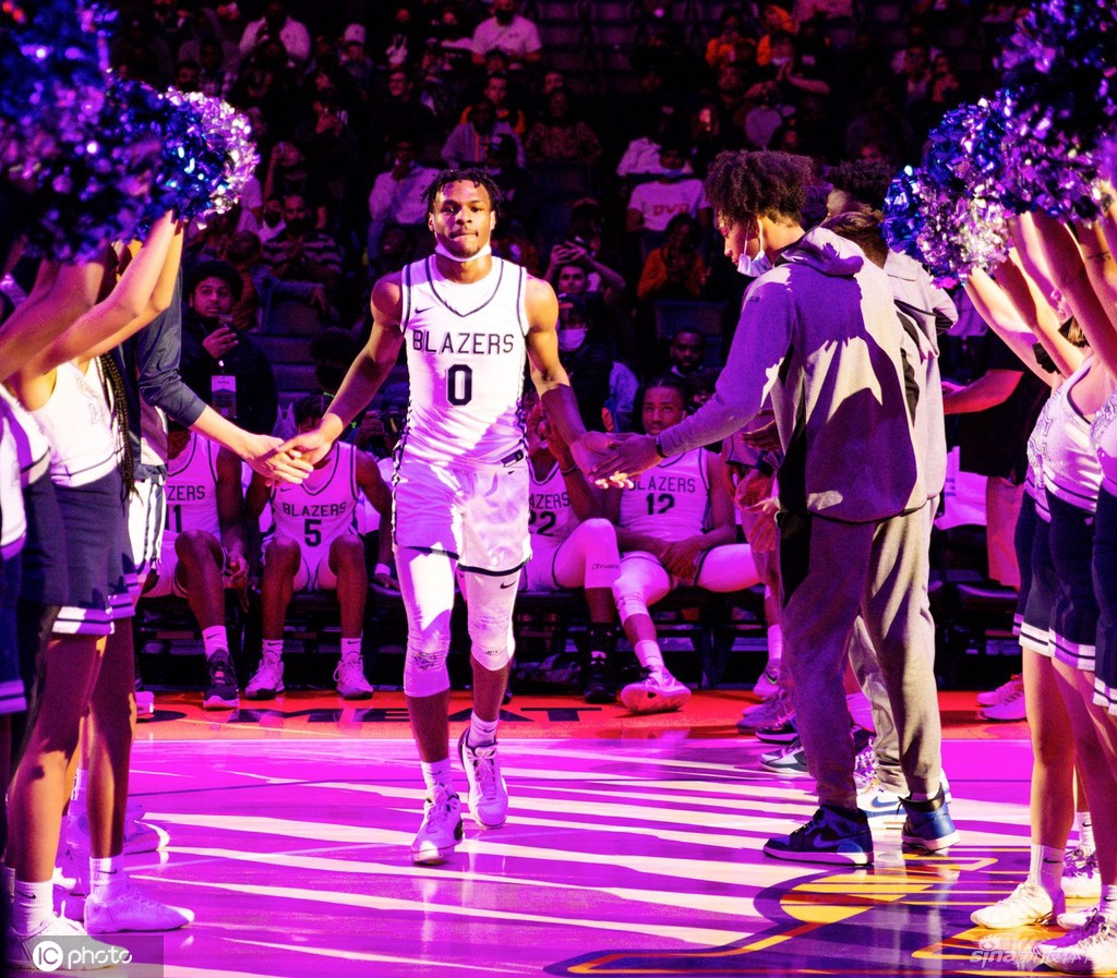 詹姆斯儿子比赛场边大腕云集 甜瓜保罗威少助阵