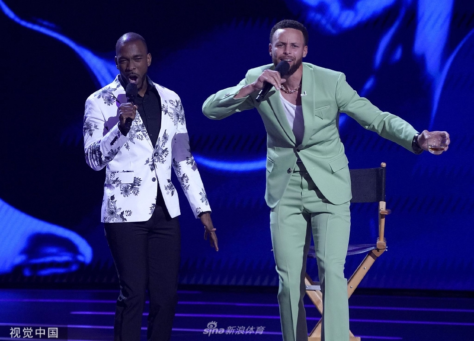 ESPY年度颁奖典礼 库里携家人亮相红毯