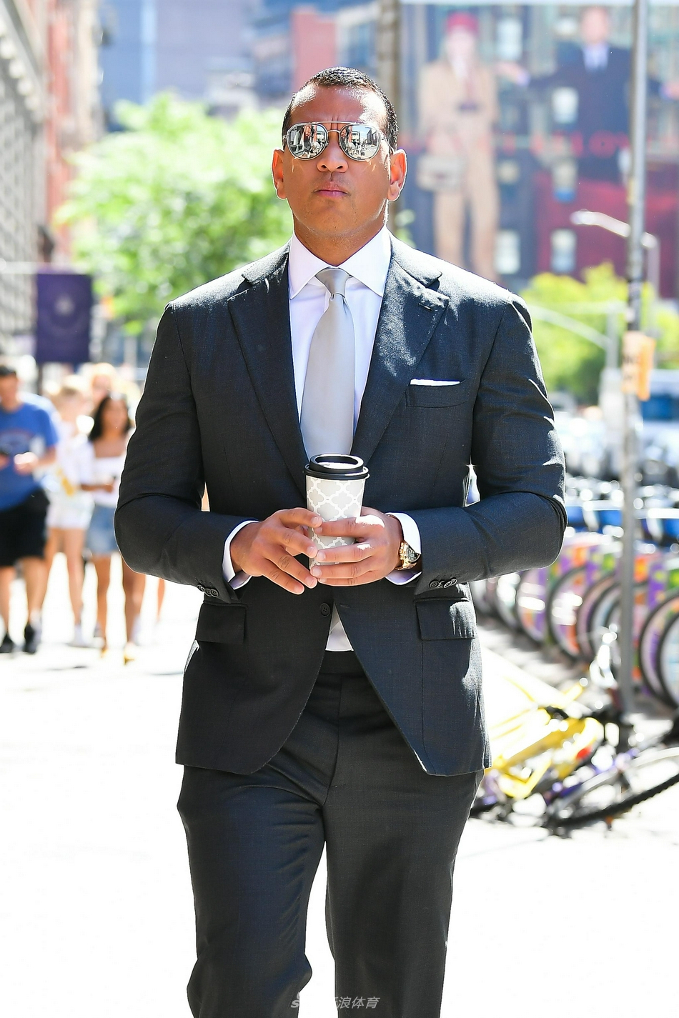 16 10:30:59 1 / 6 2021年8月16日,美国纽约,亚历克斯-罗德里格斯独自