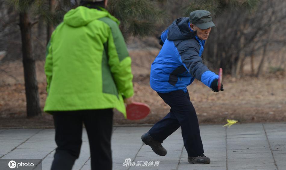 沈阳老年人运动花样多 手拍毽球锻炼身体