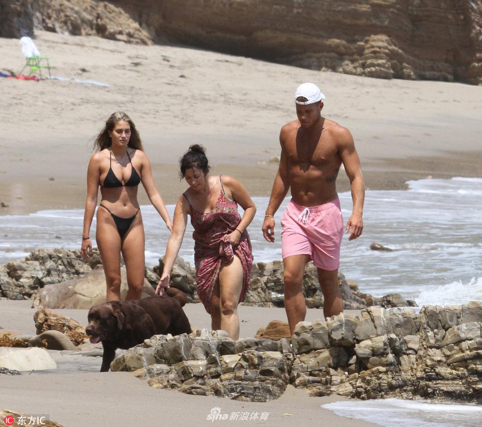 格里芬携女友海边度假