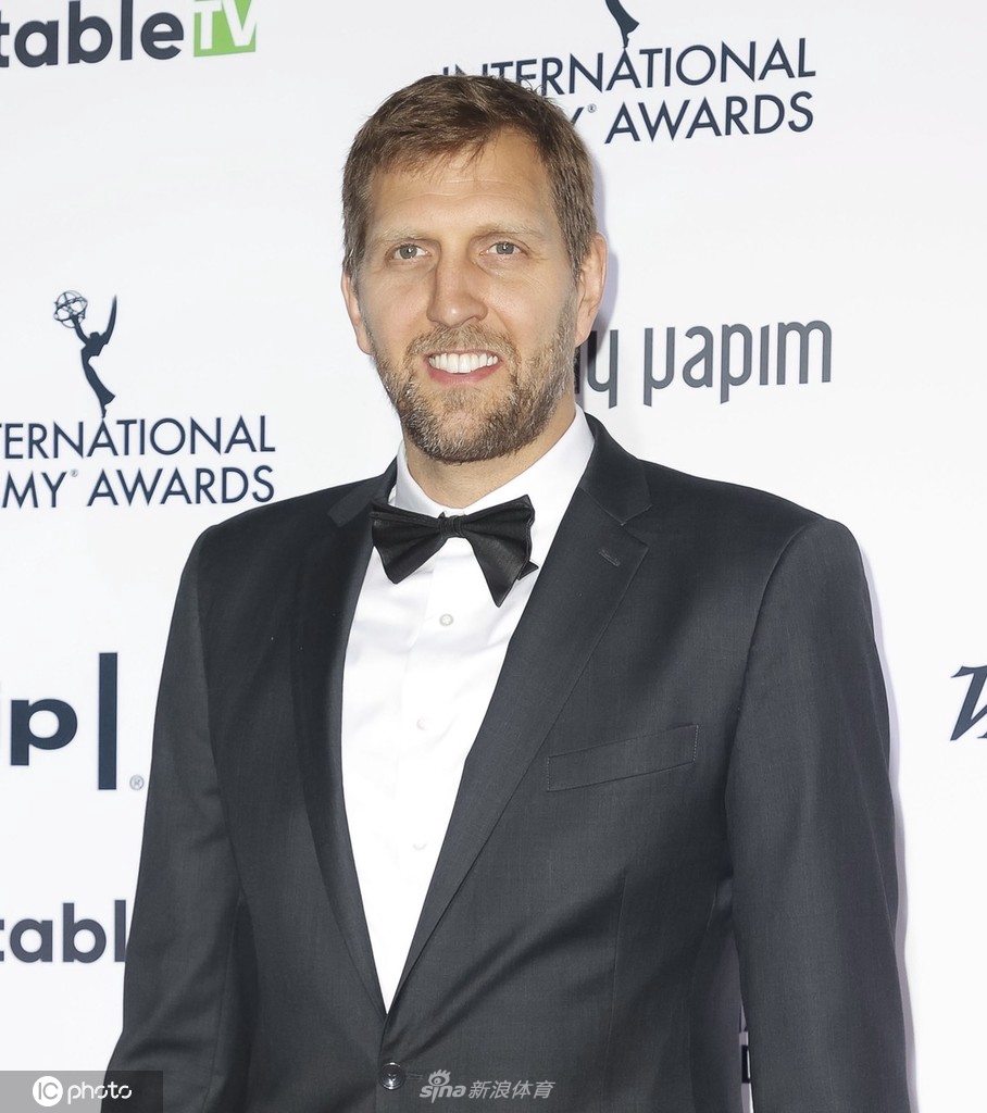 诺维茨基携爱妻亮相第73届艾美奖 西装革履英俊帅气