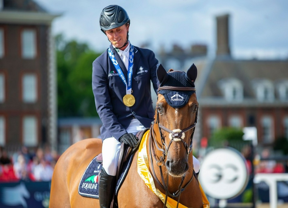 马术奥运冠军马希尔携爱马亮相伦敦 身前金牌格外耀眼