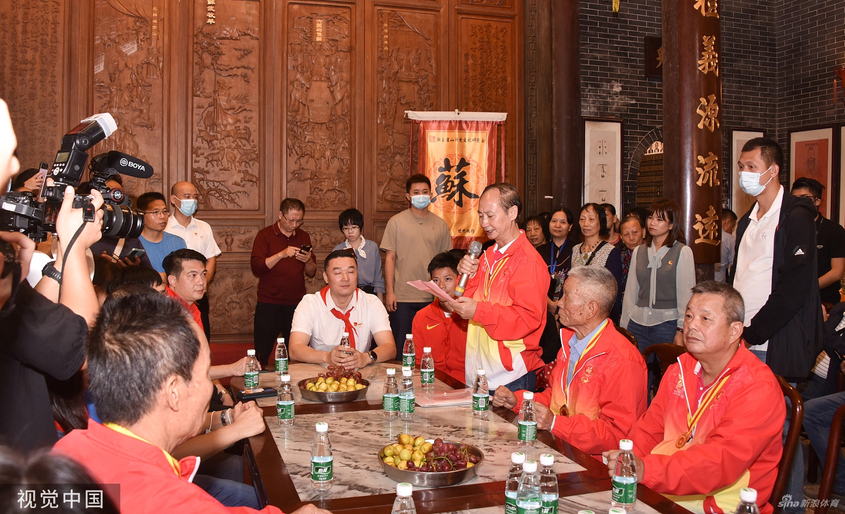 苏炳添回家乡中山古镇探望 与乡亲们交流合影