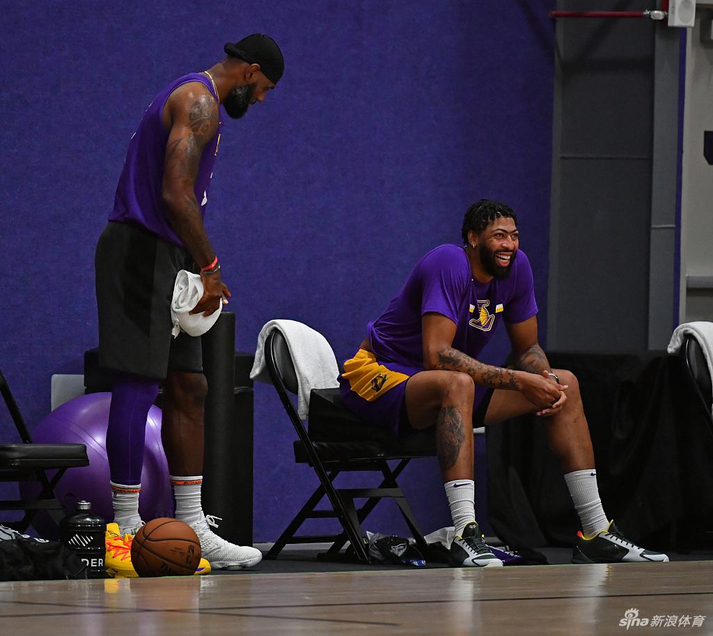 湖人高燃训练酷照放送！老汉詹姆斯大秀完美身材！